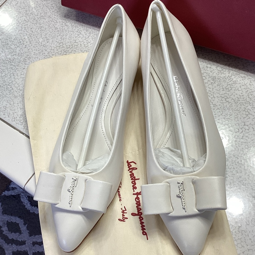 Salvatore Ferragamo Cream Pointed-Toe Bow Pumps - Picture 2 of 7